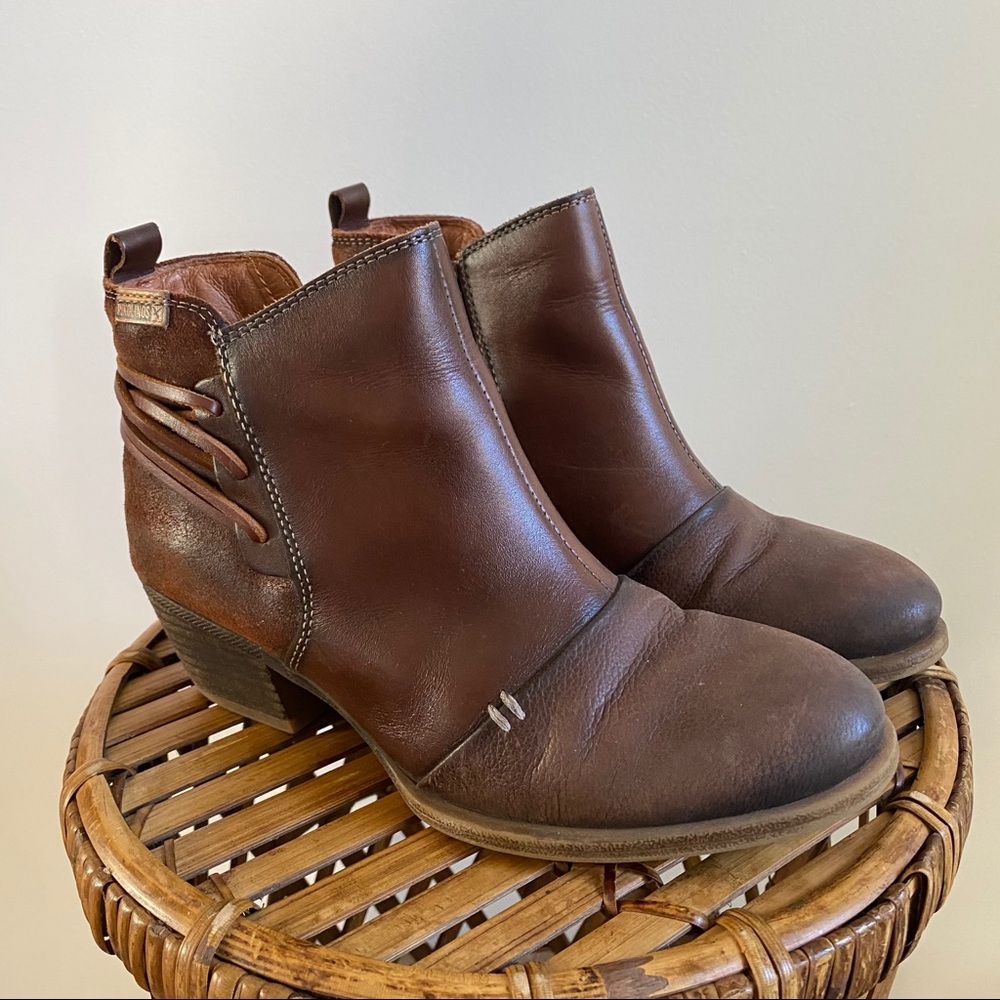 Pikolinos two-toned leather ankle boot